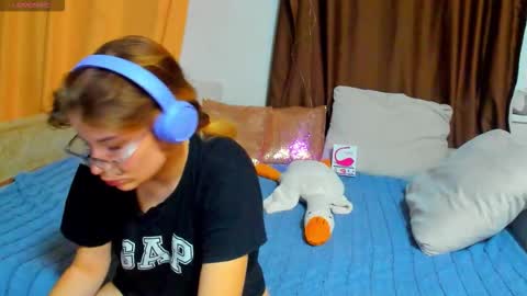 Snapshot of evasunshine18 chatting on 11.18.25 Eva online show from 11.18.25