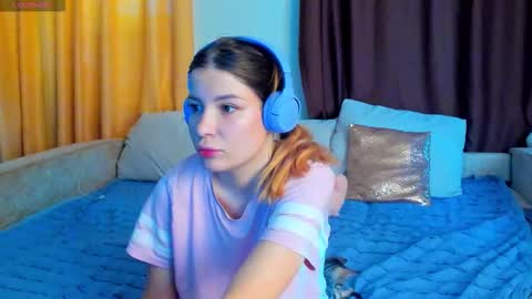 Snapshot of evasunshine18 chatting on 11.25.25 Eva online show from 11.25.25