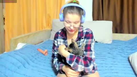 Snapshot of evasunshine18 chatting on 12.05.25 Eva online show from 12.05.25