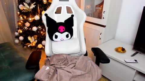 Snapshot of eveeevian chatting on 12.29.24 eveeevian online show from 12.29.24