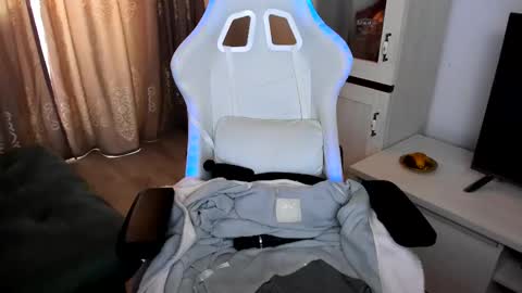 Snapshot of eveeevian chatting on 02.19.25 eveeevian online show from 02.19.25