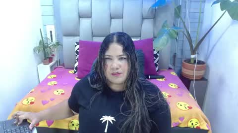 Snapshot of evelin_zaens chatting on 04.23.26 evelin zaens online show from 04.23.26