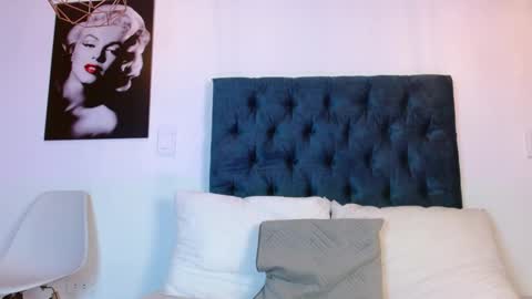 Snapshot of evelyn_desire chatting on 12.20.25 evelyn_desire online show from 12.20.25