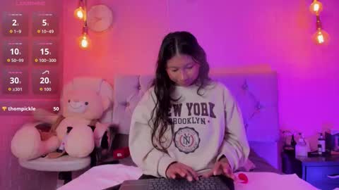 Snapshot of evelyn_flores1 chatting on 10.25.25 online show from 10.25.25