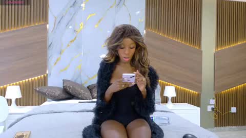 E V E L Y N  online show from 11.20.25