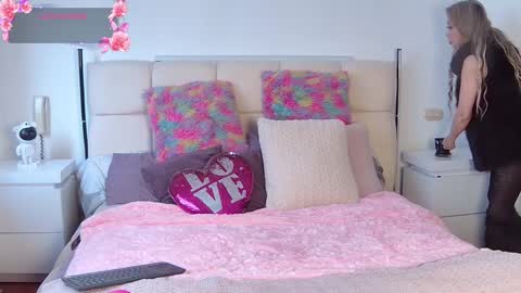 Snapshot of evelynagrey chatting on 10.07.25 EvelynaGrey online show from 10.07.25