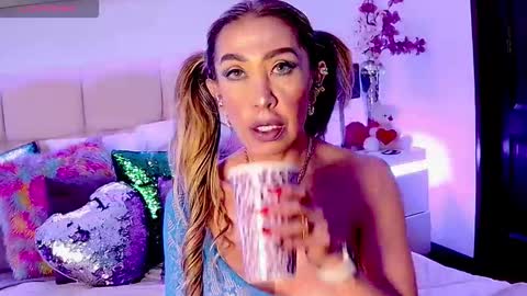 Snapshot of evelynagrey chatting on 11.06.25 EvelynaGrey online show from 11.06.25