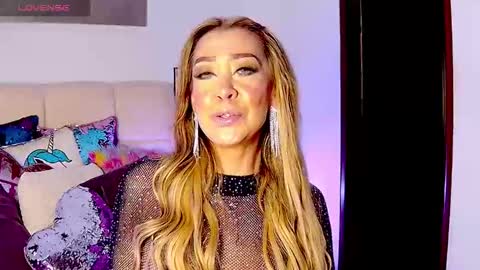 Snapshot of evelynagrey chatting on 11.12.25 EvelynaGrey online show from 11.12.25