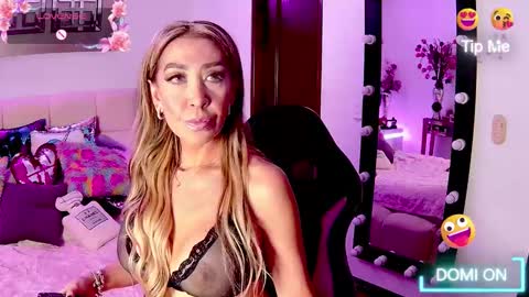 Snapshot of evelynagrey chatting on 11.13.25 EvelynaGrey online show from 11.13.25