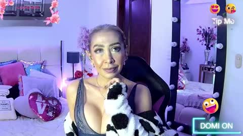 Snapshot of evelynagrey chatting on 11.20.25 EvelynaGrey online show from 11.20.25