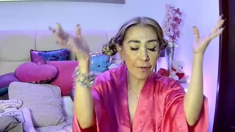 Snapshot of evelynagrey chatting on 11.23.25 EvelynaGrey online show from 11.23.25