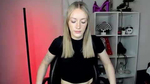 Snapshot of evelynblond chatting on 02.24.26 evelynblond online show from 02.24.26