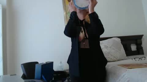 Evelyn Smith online show from 12.21.25