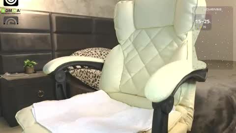 Snapshot of everoses chatting on 11.22.25 Eve Rose online show from 11.22.25