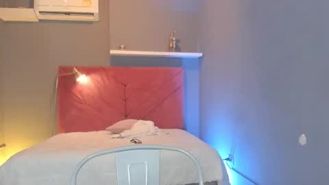 Snapshot of everyh chatting on 10.11.25 Sophia online show from 10.11.25