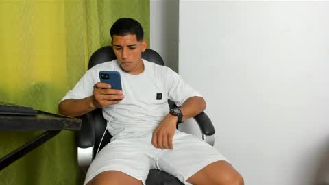 Snapshot of evessinn chatting on 04.28.26 luis online show from 04.28.26