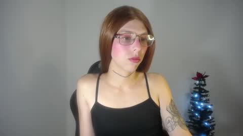 Snapshot of evi_kitty chatting on 12.30.24 Evi online show from 12.30.24