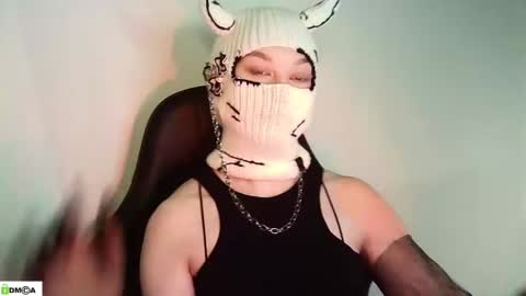 Snapshot of evie_muna chatting on 04.27.26 Renesme White Im here from Monday to Friday online show from 04.27.26