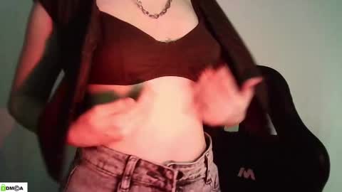 Snapshot of evie_muna chatting on 04.28.26 Renesme White Im here from Monday to Friday online show from 04.28.26