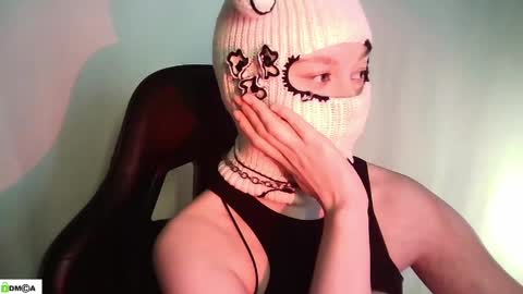 Snapshot of evie_muna chatting on 05.01.26 Renesme White Im here from Monday to Friday online show from 05.01.26