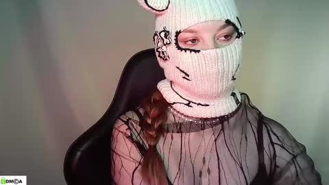 Snapshot of evie_muna chatting on 05.18.26 Renesme White Im here from Monday to Friday online show from 05.18.26