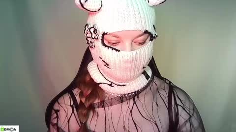 Snapshot of evie_muna chatting on 05.18.26 Renesme White Im here from Monday to Friday online show from 05.18.26