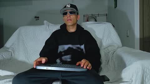 Snapshot of evil_boss1 chatting on 04.25.26 evil_boss1 online show from 04.25.26