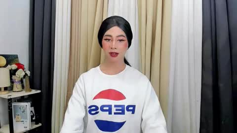 Snapshot of expensive_elise chatting on 02.12.26 expensive_elise online show from 02.12.26