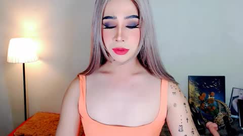 Snapshot of expensive_elise chatting on 02.25.26 expensive_elise online show from 02.25.26