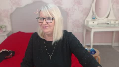 Snapshot of experiencedalana chatting on 06.11.26 Alana online show from 06.11.26