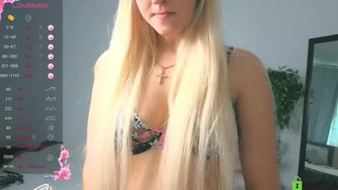 Snapshot of extra_natural chatting on 09.12.25 M4ry  online show from 09.12.25