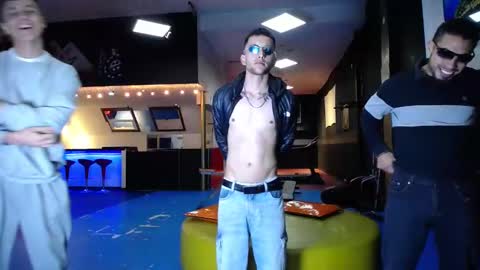 extrangers online show from 03.10.25