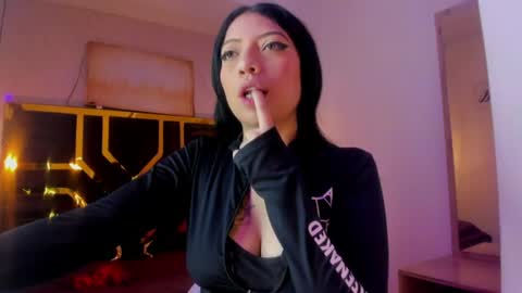 Snapshot of ey_im_simone_ chatting on 07.03.26 online show from 07.03.26
