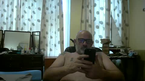Snapshot of f1zzeek chatting on 06.26.26 f1zzeek online show from 06.26.26