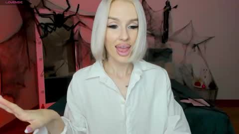 Snapshot of fallen1_angel chatting on 10.26.25 Lana online show from 10.26.25