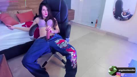 Snapshot of fallen_angel999777 chatting on 11.13.25 Megan 630 1330 -5 online show from 11.13.25