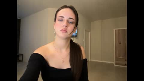Snapshot of farrahburde chatting on 06.17.26 Mia online show from 06.17.26