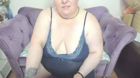 Snapshot of fashiona chatting on 06.16.26 fashiona online show from 06.16.26