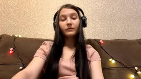 Aurora 18yo online show from 12.19.25