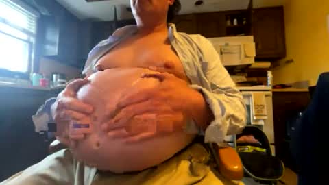 Snapshot of feedmyhugebelly chatting on 04.22.26 feedmyhugebelly online show from 04.22.26