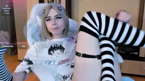 Snapshot of femalexa chatting on 11.15.25 Alexa online show from 11.15.25