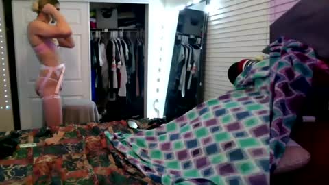 Allie North online show from 12.21.24