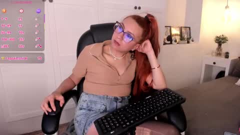 Snapshot of fer_angel_ chatting on 03.08.25 Fernanda online show from 03.08.25