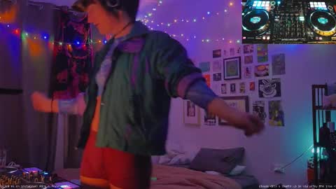 Snapshot of fernydew chatting on 09.19.25 Fern next stream 430pm Monday PST online show from 09.19.25