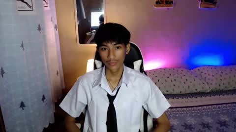 fineboii_rey18 online show from 09.22.25