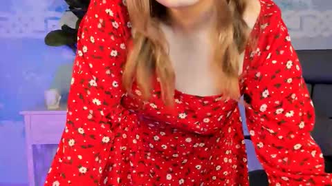 Snapshot of fioramarmoris chatting on 09.18.25 fiora online show from 09.18.25