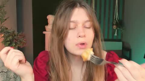 Snapshot of fioramarmoris chatting on 10.06.25 fiora online show from 10.06.25