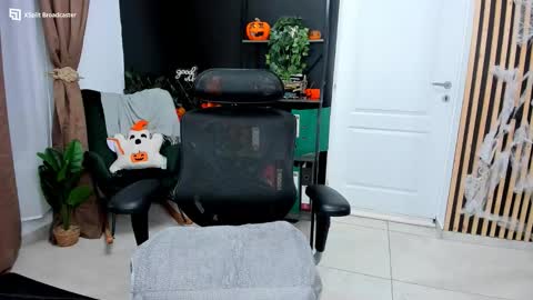 Snapshot of fireflowers_ chatting on 10.29.25 Kallisy online show from 10.29.25