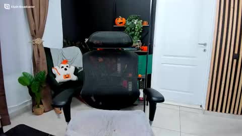 Snapshot of fireflowers_ chatting on 11.15.25 Kallisy online show from 11.15.25