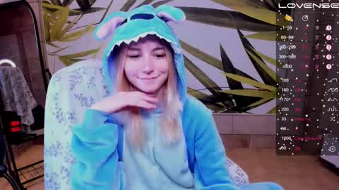 Snapshot of fleximona chatting on 10.19.25 FlexiMona online show from 10.19.25